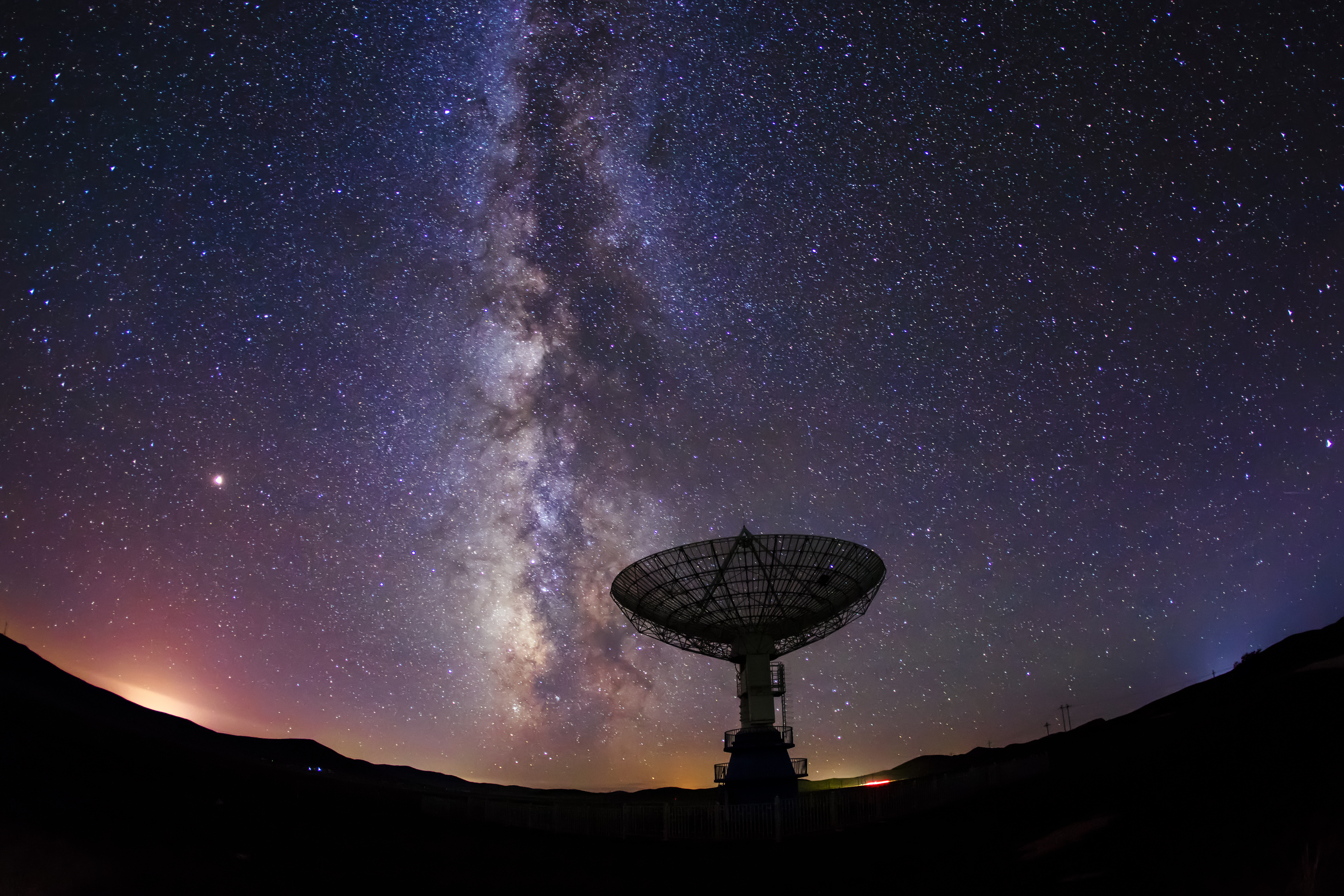 Radioteleskop och Vintergatan på natten
