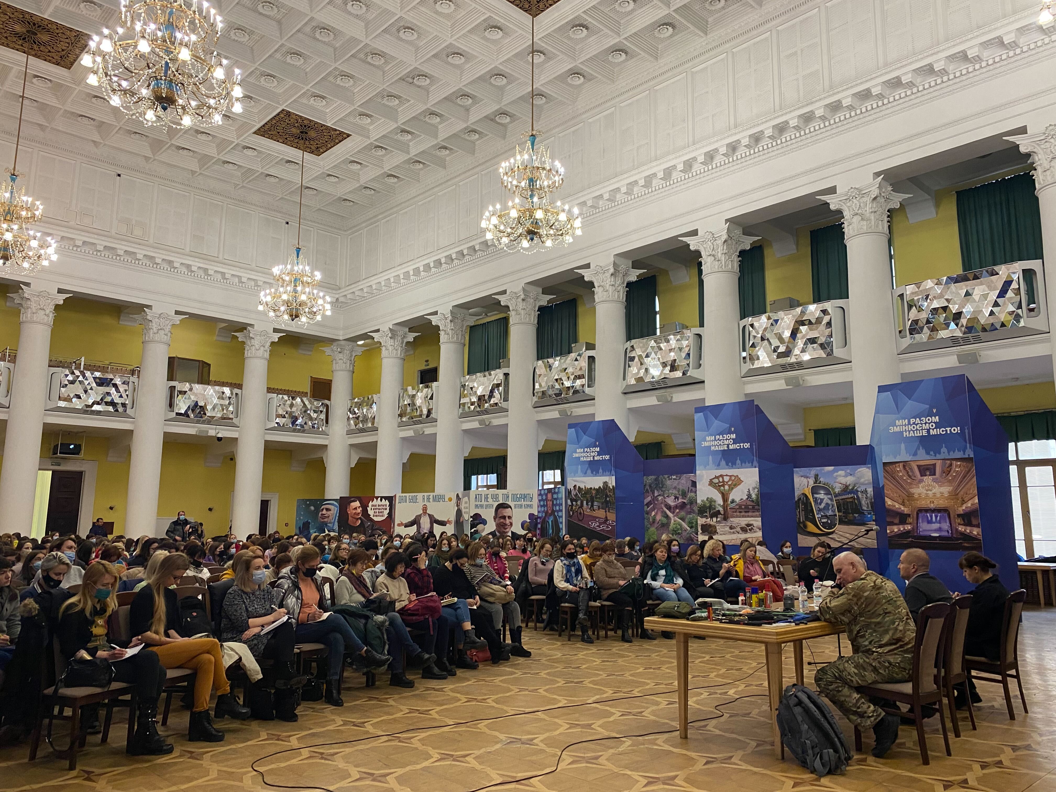 Omkring 240 kvinnor deltog i överlevnadsträningsövningar i Kievs stadshus på lördagen.