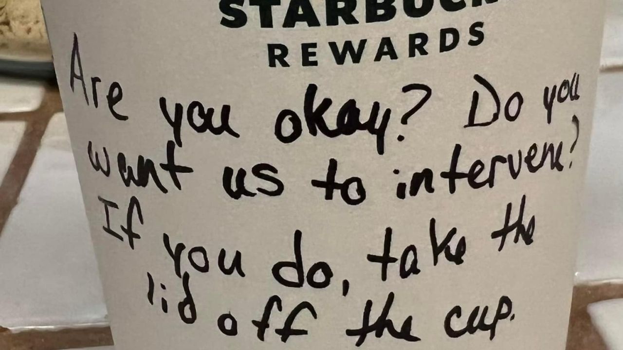 Texas Starbucks-anställd blir viral efter att ha skickat en hemligstämplad lapp till en ung kvinna