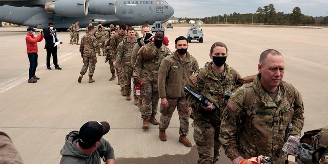 Soldater från den amerikanska arméns 18:e luftburna division går ombord på en C-17 när de skickar ut till Europa, torsdagen den 3 februari 2022 från Fort Bragg, North Carolina. 