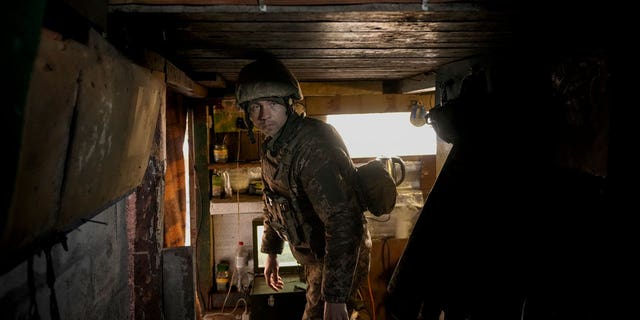 En ukrainsk soldat står vid en observationspost nära frontlinjebyn Krymsky i Luhansk-regionen i östra Ukraina, lördagen den 19 februari 2022. 