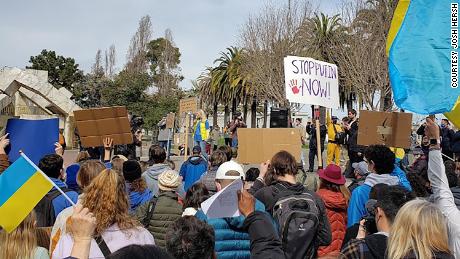 Demonstranter samlades till stöd för Ukraina i San Francisco på lördagen.