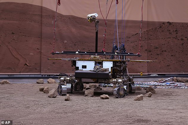 Rosalind Franklin är en planerad robot Mars-rover, som ingår i det internationella ExoMars-programmet som leds av Europeiska rymdorganisationen och ryska Roscosmos.  På bilden är Rosalinds tvilling på jorden, känd som Amalia, som framgångsrikt lämnar plattformen som simulerar Mars terräng