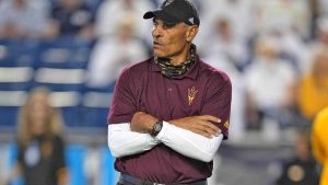 Arizonas president försöker rensa Herm Edwards från fel, vilket förbryllar många inom sporten