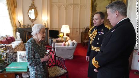 Drottning Elizabeth II talar med amiral James MacLeod och generalmajor Eldon Millar (till höger) i Oak Room på Windsor Castle den 16 februari. 