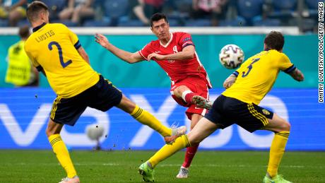 Lewandowski gör mål mot Sverige i EM 2020-matchen.