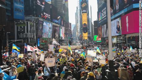 Antikrigsdemonstranter samlades på Times Square i New York i lördags för att protestera mot Rysslands attacker mot Ukraina. 